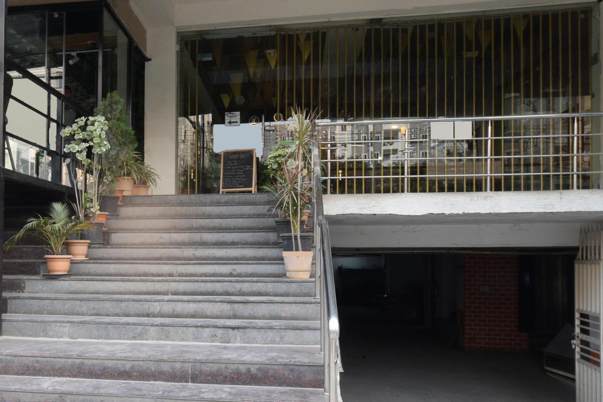 Super Townhouse Madhapur 100 Feet Road Formerly Jkc Grand Hyderabad Exteriör bild