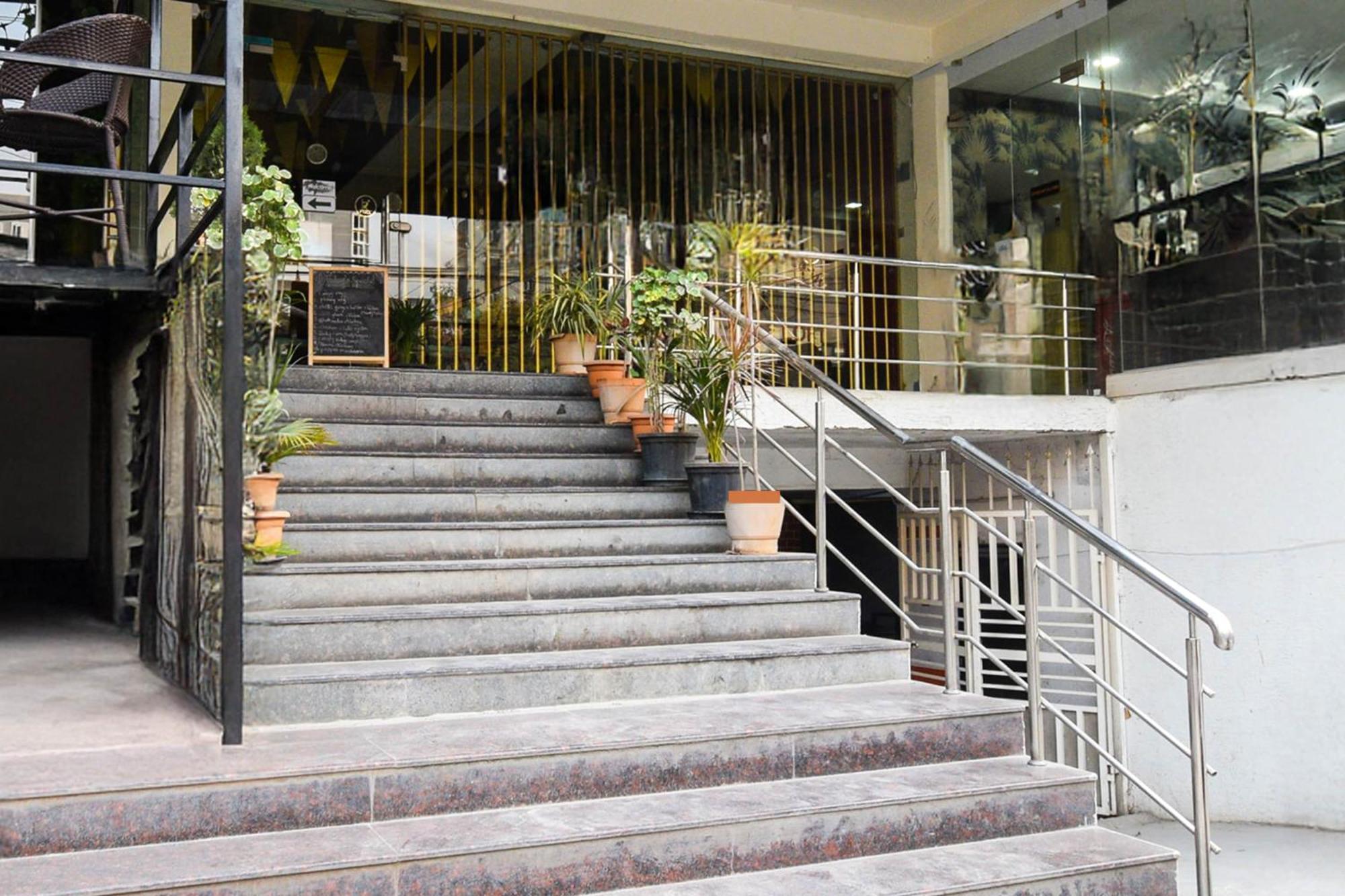 Super Townhouse Madhapur 100 Feet Road Formerly Jkc Grand Hyderabad Exteriör bild