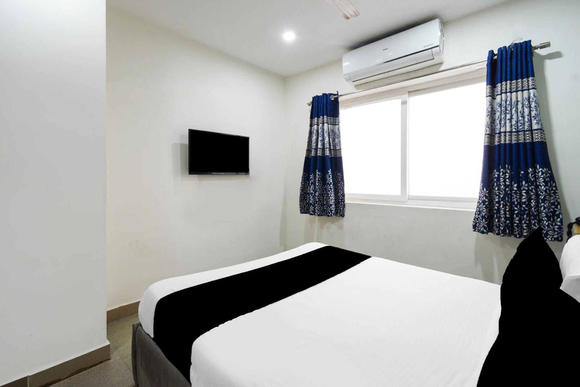 Super Townhouse Madhapur 100 Feet Road Formerly Jkc Grand Hyderabad Exteriör bild