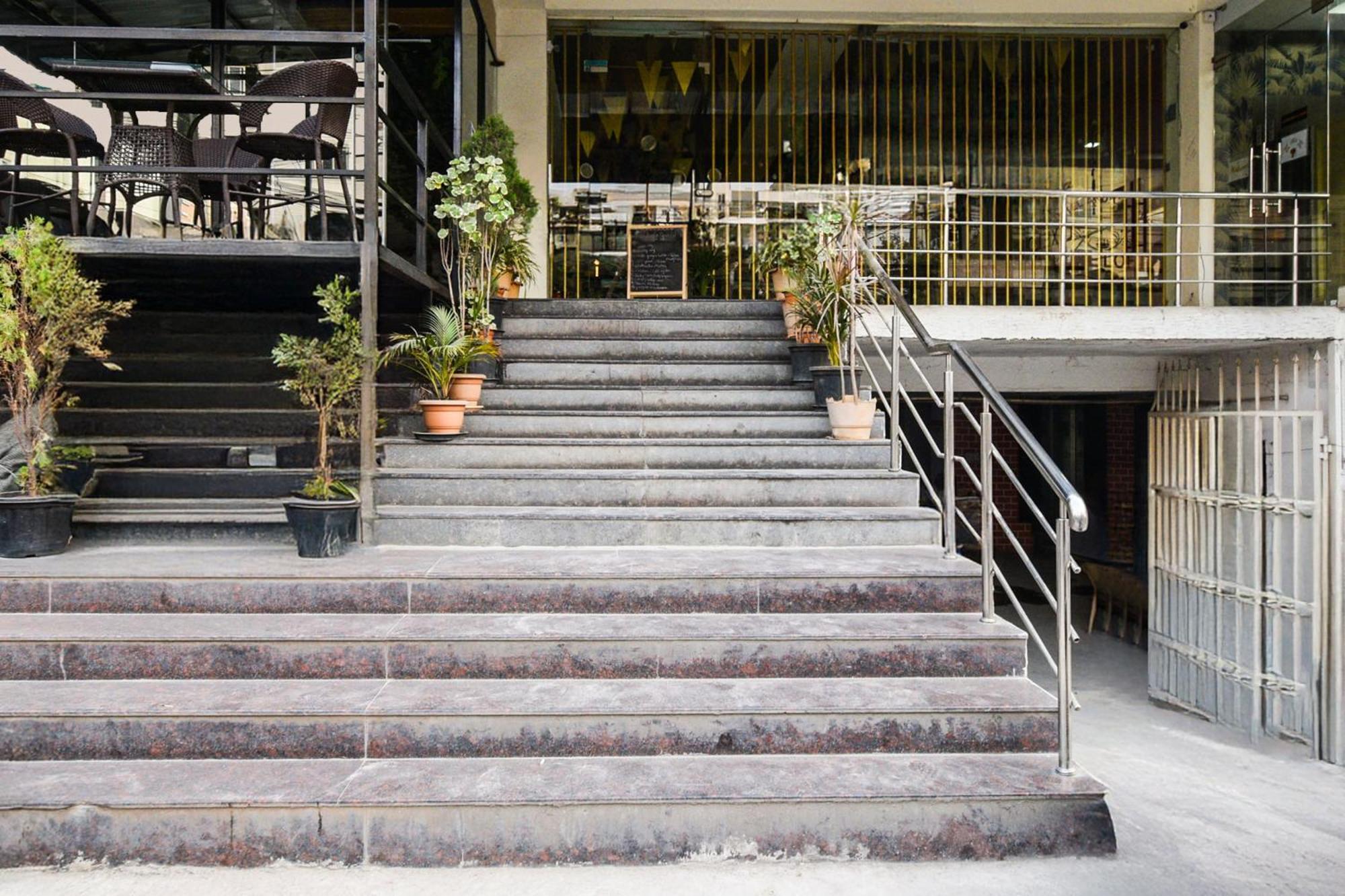 Super Townhouse Madhapur 100 Feet Road Formerly Jkc Grand Hyderabad Exteriör bild
