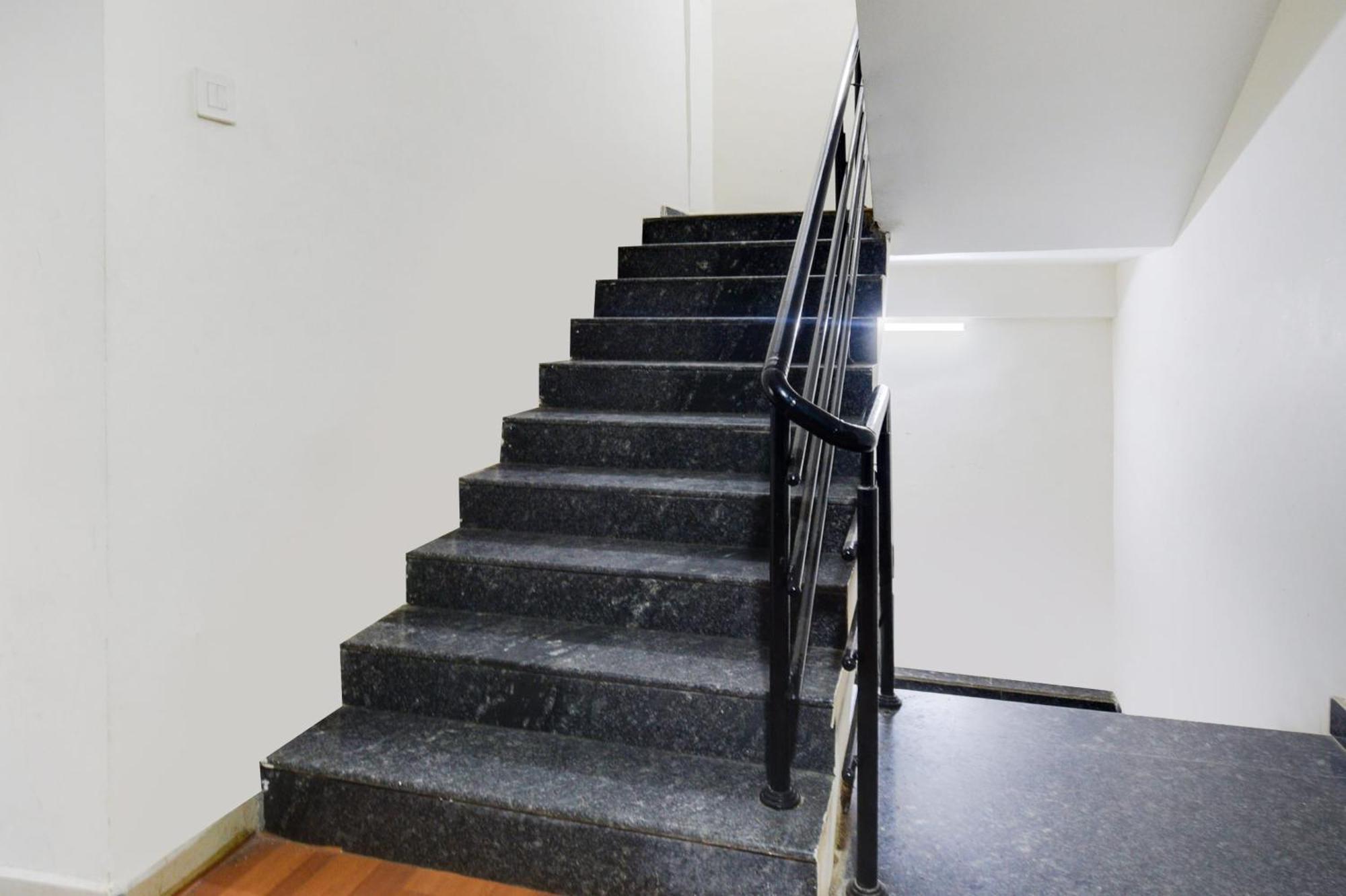 Super Townhouse Madhapur 100 Feet Road Formerly Jkc Grand Hyderabad Exteriör bild