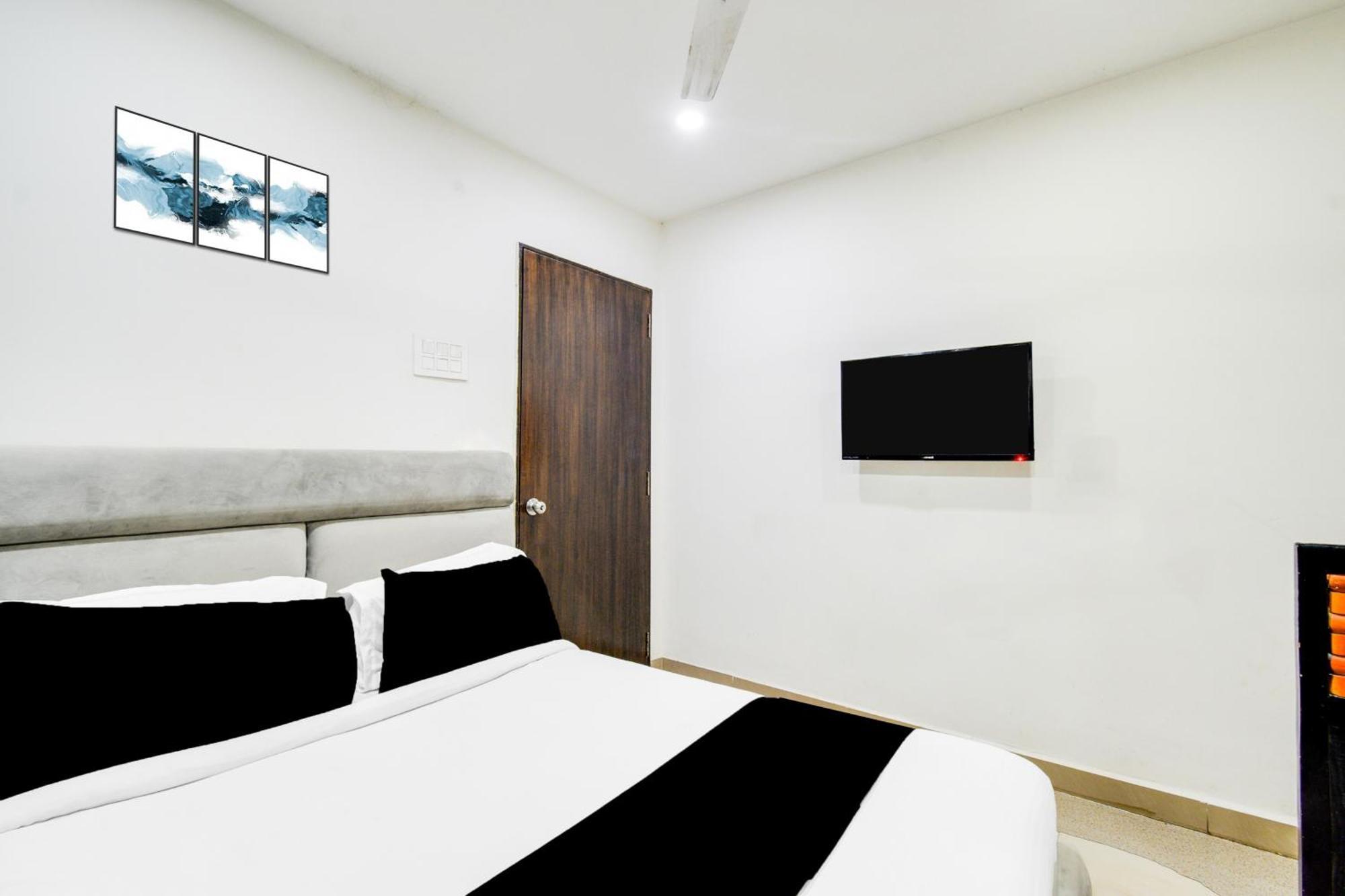 Super Townhouse Madhapur 100 Feet Road Formerly Jkc Grand Hyderabad Exteriör bild